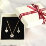 סט שרשרת ותליון עם עגילים