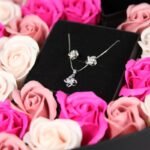 סט עגילים ושרשרת במארז פרחי סבון