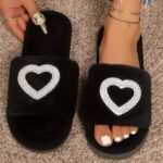 נעלי בית לב משובץ